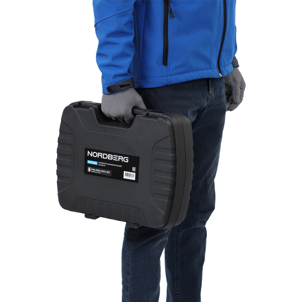 Четырехвентильный манометрический коллектор со шлангами и муфтами в кейсе NFG33K